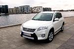Til byjunglen. Toyota RAV4 har firehjulstræk til afdæmpet terrænkørsel, men oftest vil den nok have fast asfalt under dækkene. Foto: Allan Graubæk 