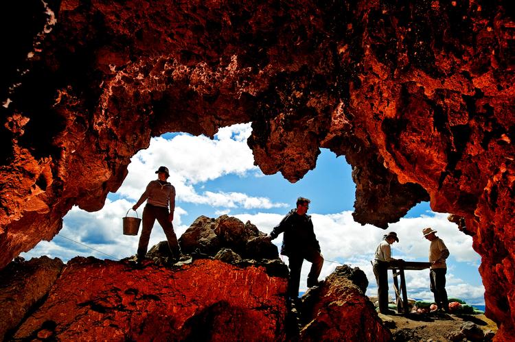 Jagten. Der graves i Paisley Caves. Forskerne brugte fire år på at analysere fundene. Eske Willerslev og Dennis Jenkins er henholdsvis nummer to og tre fra venstre. Foto: Paul Bauman