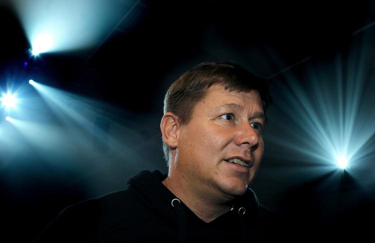 Pengejagt. Klubejer Jesper Nielsen forsøger at finde nye investorer til AGK-eventyret, men det er svært. 