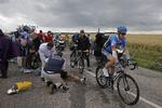 Forslået. Tyler Farrar kæmper sig op på cyklen efter det store styrt på etapen til Metz. I dag håber han at kunne være med helt fremme. 