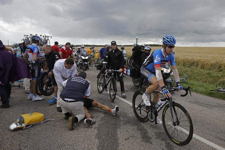 Forslået. Tyler Farrar kæmper sig op på cyklen efter det store styrt på etapen til Metz. I dag håber han at kunne være med helt fremme. 
