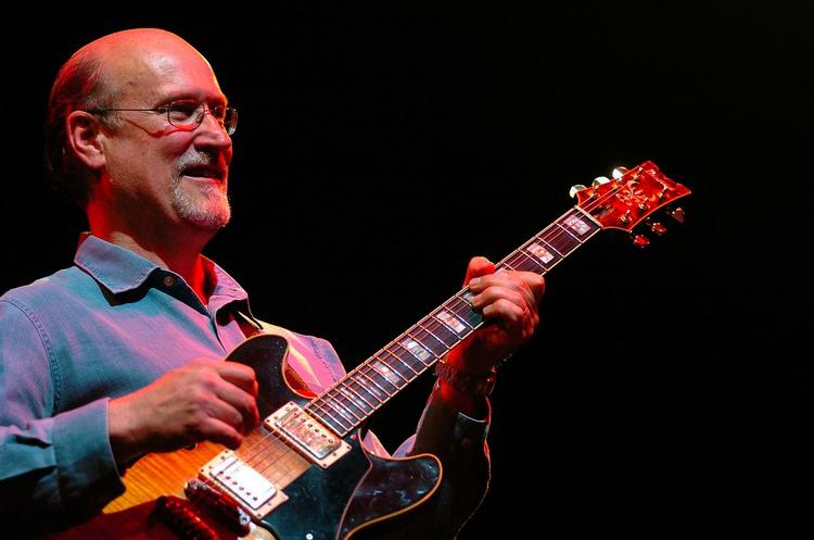Tour. John Scofield kommer vidt omkring i Europa på den ret massive sommertour. 