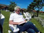 Engagement. Advokat Lars Salling holder den profesionelle form ved lige gennem læsning - under afslappede forhold. 
