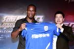 PRÆSENTERET. Trods skiftet til Kina skal Didier Drogba fortsat spille i blåt. 