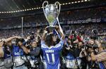 DROGBA viser  Champions League trofæet frem 