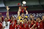 CASILLAS. Den spanske anfører løfter EM-trofæet efter finale sejren over Italien 
