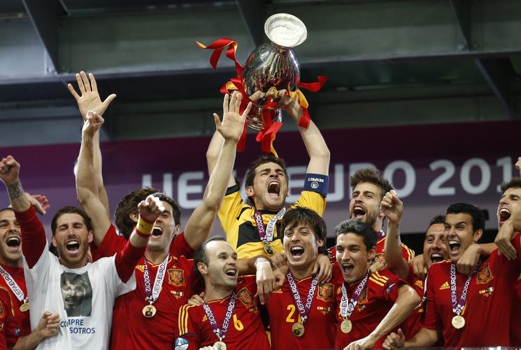 CASILLAS. Den spanske anfører løfter EM-trofæet efter finale sejren over Italien 