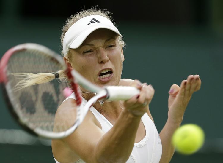Sponsor. Caroline Wozniacki er en af de mange sportsudøvere, som er sponseret af Adidas. Nu er den tyske tøjgigant kommet i problemer før OL. 