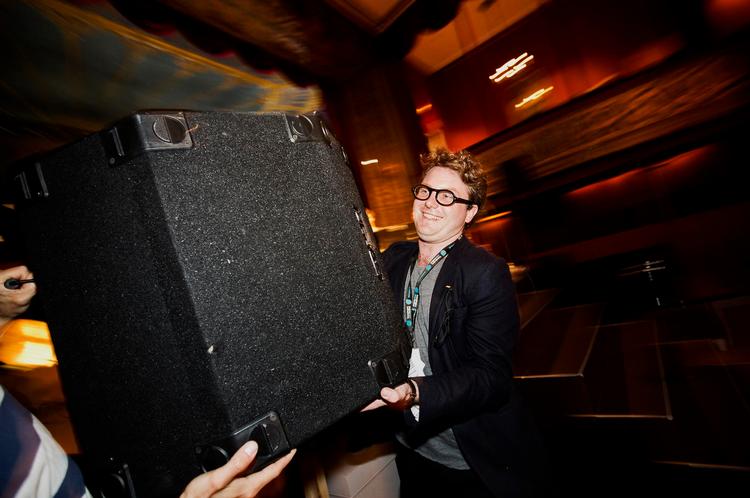 Hjælper. Festivalens afvikler Ulrik Lassen hjælper lydmanden på Hoftreatret med at slæbe udstyr. 