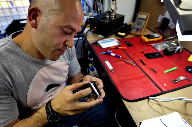 God pris.  For to år siden  kostede det 1.000 kroner for en ny  iPhone-skærm. Nu har konkurrence presset prisen  ned på 3-400 kroner hos Ahmed  Hussein og hans  kollegaer. 