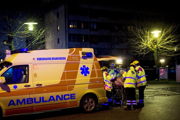 Udrykning. Første opringning til alarmcentralen sker klokken 4.16. Ambulancen ankommer klokken 5.15. 