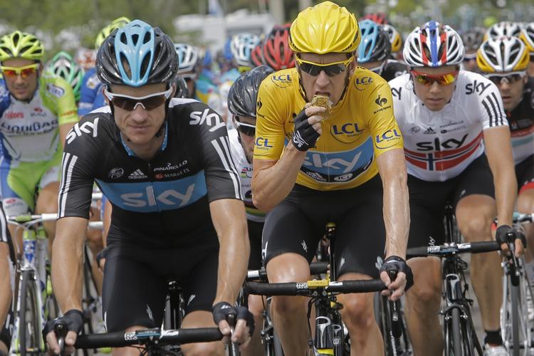 Vatpikke. Da Bradley Wiggins tidligere på ugen blev spurgt, hvad han siger til folk, som mener, man er nødt til at være dopet for at vinde Touren, svarede han således: »Jeg siger: Fucking wankers! (forpulede vatpikke, red.) Jeg kan ikke have med sådanne mennesker at gøre«. Nu har han øjensynligt vænnet sig til de mange dopingspørgsmål. 