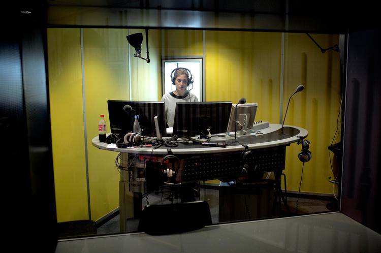 Live. I modsætning til konkurrenten P1 er mange af værterne på Radio24syv  meningsmagere eller fagpersoner og  ikke nødvendigvis erfarne radioværter. 