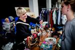kræmmerdebut. Det er første gang, Sara Marie Sandfær sælger ting på loppemarked. Sammen med tre veninder prøver hun at sælge ud af flere års fejlkøb, men huns synes, det er svært at sætte priser på tingene. 