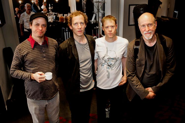 Rejseklar. The Hollowbody Band klar til afgang i Palace Hotels foyer. Fra venstre Kurt Rosenwinkel, Ben Street, Bill Stewart og John Scofield. 