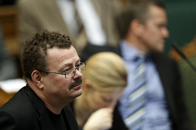 Enhedslisten med Per Clausen i spidsen mener, at der kan komme en revolution inden for 20 år. 