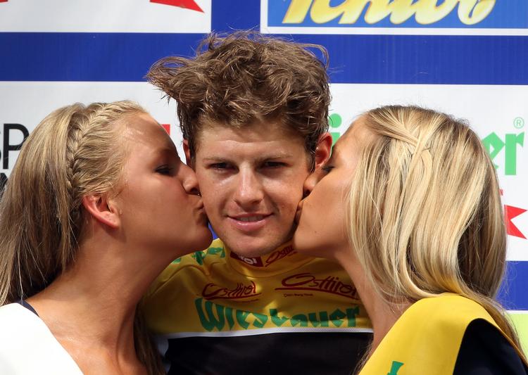 HOLDSKIFTE. Jakob Fuglsang ligner mere og mere en mand, der skal ud og finde sig en ny arbejdsgiver for den kommende sæson. 