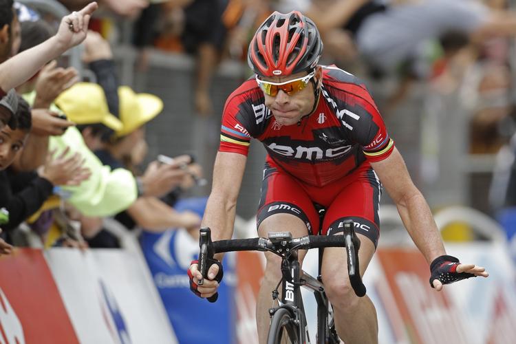 UHELDIG. Cadel Evans var en af de mange ryttere, der punkterede på vej op ad 14. etapes sidste bjerg. 