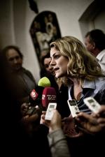 Forudsigelser. Mediernes analyser om at Enhedslisten vil vælte regeringen, bygger sådan set på én ting, nemlig at den ualmindelig tv-egnede Johanne Schmidt-Nielsen fik lov at stå i dagevis på samtlige kanaler og råbe »klaphatte« efter regeringen. 