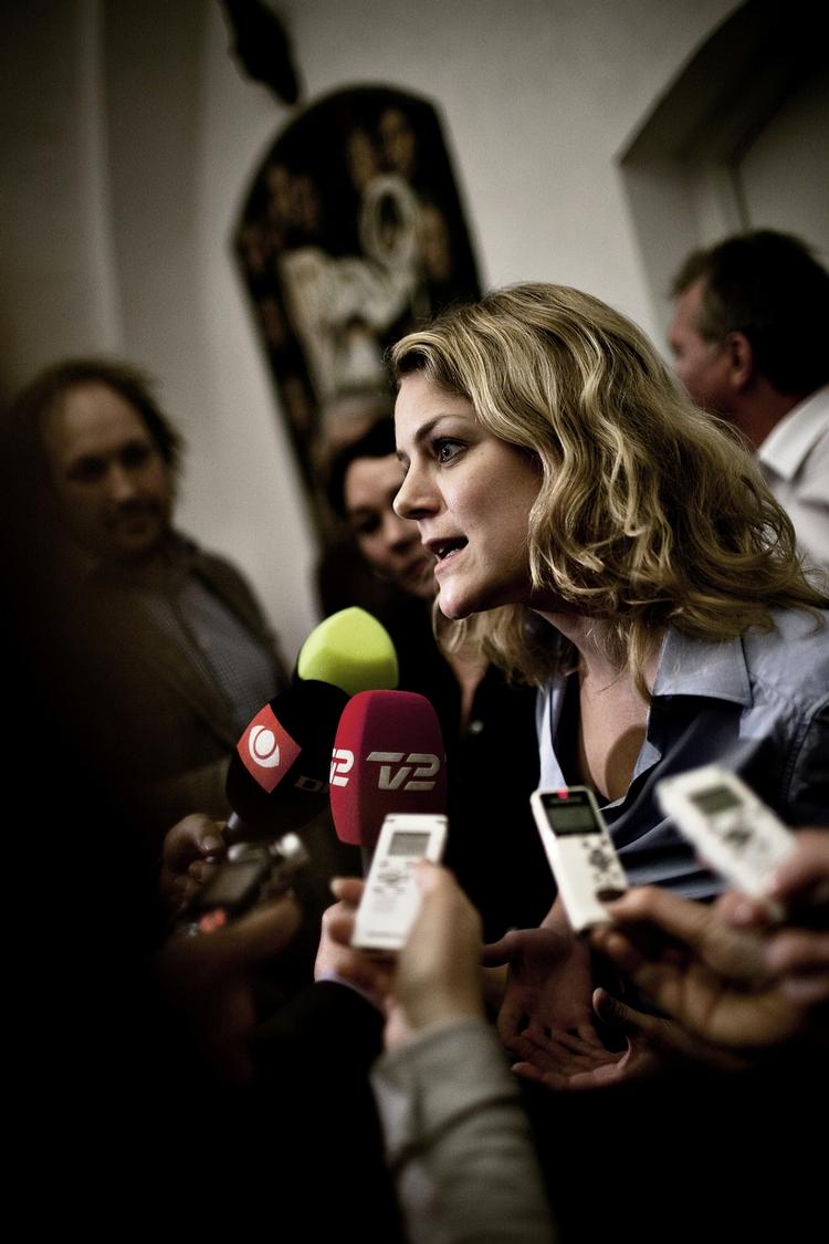 Forudsigelser. Mediernes analyser om at Enhedslisten vil vælte regeringen, bygger sådan set på én ting, nemlig at den ualmindelig tv-egnede Johanne Schmidt-Nielsen fik lov at stå i dagevis på samtlige kanaler og råbe »klaphatte« efter regeringen. 