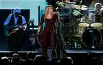 Rygter. Stevie Nicks fortæller at både Lindsay Buckingham, John McVie og Mick Fleetwood er med på turneen. 