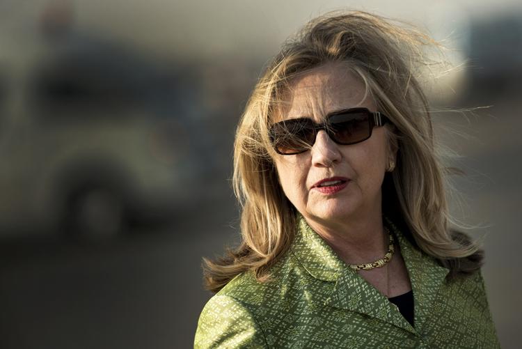 Velkomst. Den amerikanske udenrigsminister Hillary Clinton blev overdænget med sko og tomater, da hun besøgte Egypten. 