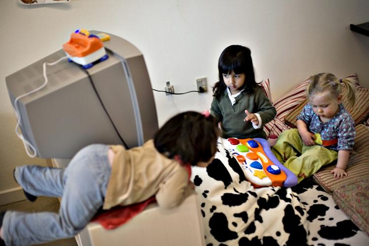 hårdt. Det er hårdt arbejde at være i vuggestue og børnehave, og mange småbørn holder ikke ferie. 