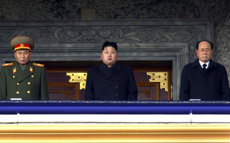 Den nordkoreanske leder Kim Jong Un i midten sammen med præsidenten for folkeforsamlingen og ceremonielt overhoved Kim Yong Nam til højre og den nu afsatte hærchef Ri Yong Ho til venstre. 