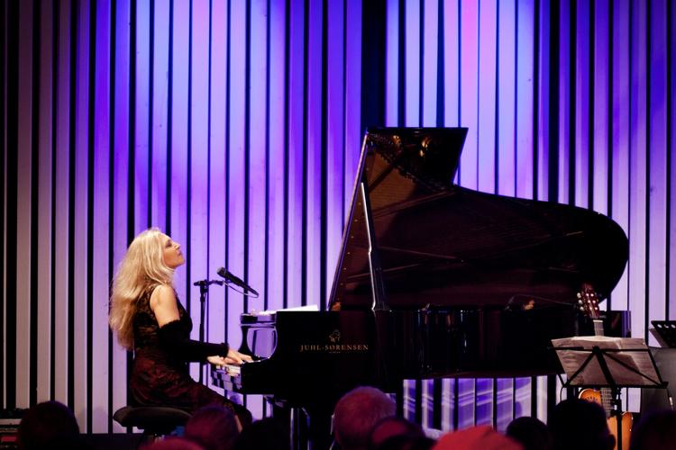 Kamerasky. Eliane Elias hader fotografer. Men det lykkedes nu alligevel at fange et billede fra lørdagens koncert. 