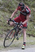 Skifte. Cadel Evans måtte have nye dæk på to gange, før han kunne fortsætte 14. etape. 