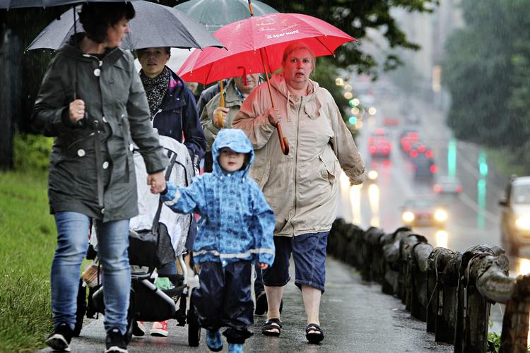 SLUSER. Der har været hårdt brug for regntøjet den seneste måned. Her er det kraftig regn, der kommer ned ved Valby Bakke. 