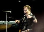 Rockikon. Bruce Springsteen gav den gas lørdag aften i Londons Hyde Park, men netop som han havde sunget et par numre med den gamle beatle Paul Mc-Cartney, kappede arrangørerne lyden. 