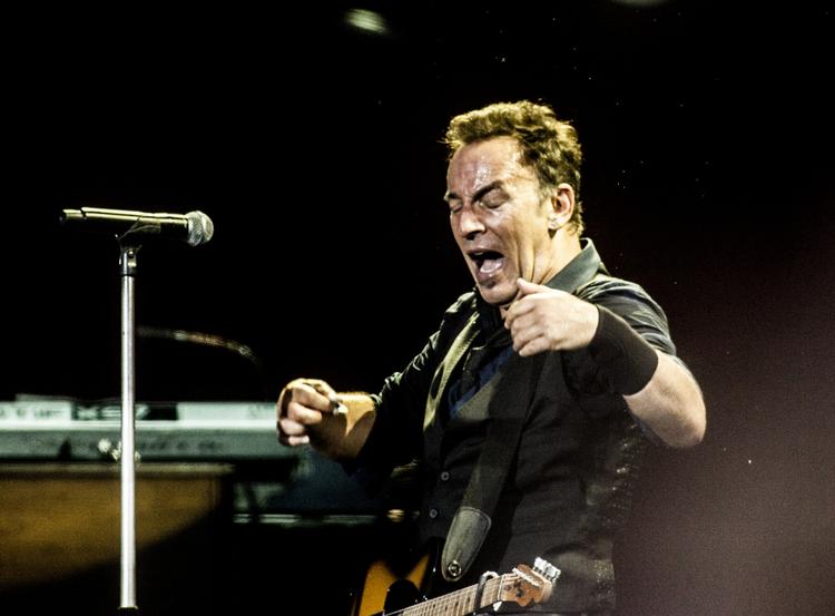 Rockikon. Bruce Springsteen gav den gas lørdag aften i Londons Hyde Park, men netop som han havde sunget et par numre med den gamle beatle Paul Mc-Cartney, kappede arrangørerne lyden. 