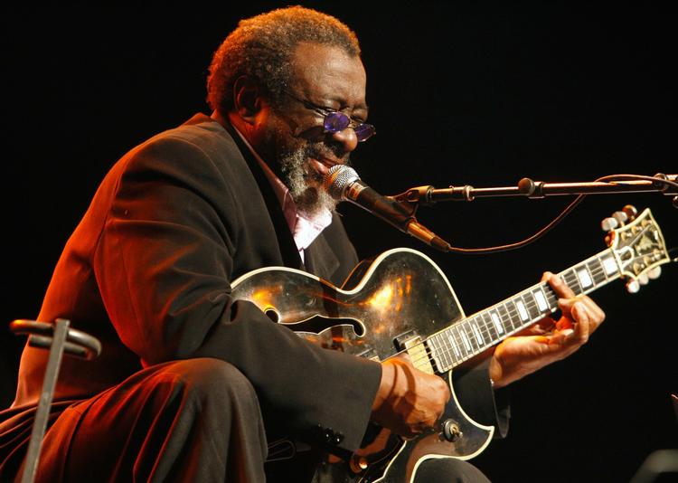 Brusende. James Blood Ulmer trak gamle kaniner op af hatten med en enorm vitalitet. 