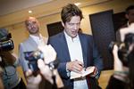 Idol. Thomas Vinterberg måtte skrive autografer efter pressemødet til journalister fra blandt andet Indien, Sverige, Norge, Frankrig og Storbritannien. 