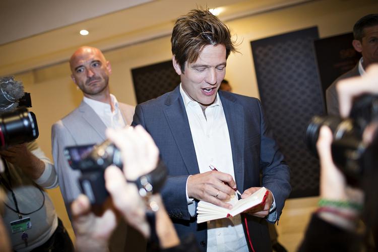 Idol. Thomas Vinterberg måtte skrive autografer efter pressemødet til journalister fra blandt andet Indien, Sverige, Norge, Frankrig og Storbritannien. 