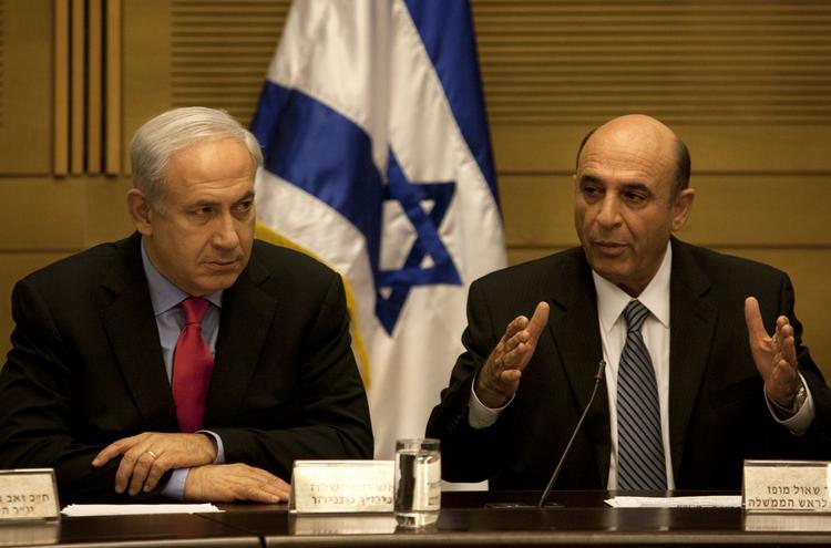 Uenighed. Lederen af Kadima, Shaul Mofaz (til højre), og hans partifæller kan ikke længere blive siddende i Benjamin Netanyahus regering. 