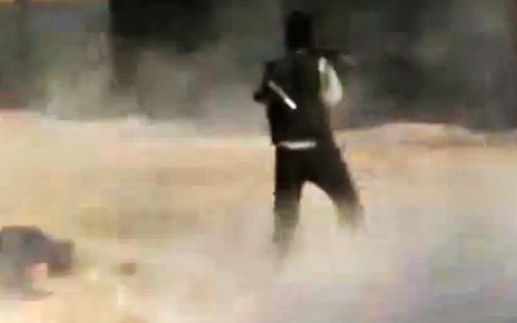 Kampe. Det er svært for pressen at dokumentere, hvad der sker i Damaskus. Denne amatørvideo viser angiveligt en oprører fra den Frie Syriske Hær, men oplysningerne er umuligt at bekræfte. 