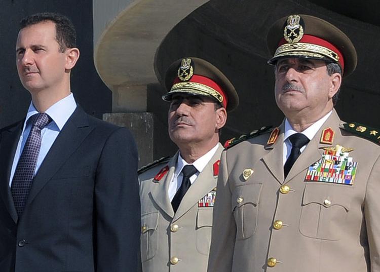 Dræbt. Den syriske forsvarsminister Dawoud Rajha, der her ses til højre i billedet, er dræbt. Til venstre i billedet ses præsident Bashar al-Assad. 
