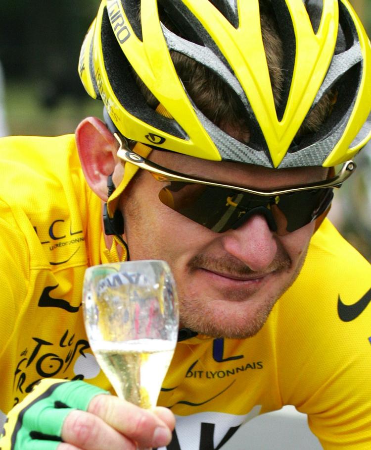 detroniseret. Floyd Landis var kørt helt ud af Tour de France for næste dag at køre en superetape og vinde 2006-versionen. Men amerikaneren var dopet. 