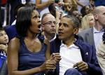 Smask. Michelle Obama blev noget forbavset, da hun i første halvleg af en basketkamp opdagede, at hun og præsident Obama var fanget på et såkaldt 'kisscam'. 