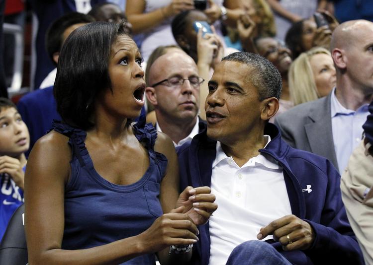 Smask. Michelle Obama blev noget forbavset, da hun i første halvleg af en basketkamp opdagede, at hun og præsident Obama var fanget på et såkaldt 'kisscam'. 