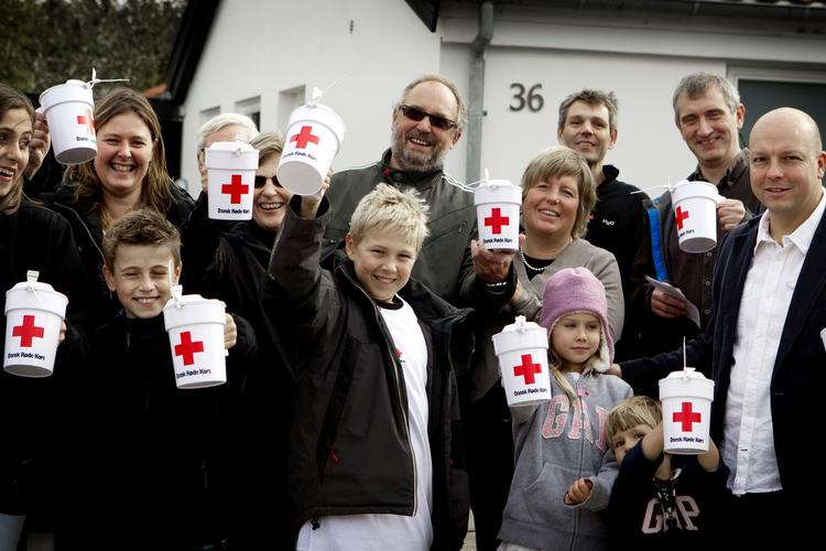 FØDSELSDAG. I Virum fik gæsterne til 10-årige Mads Pontoppidans fødselsdag sig en overraskelse, da de ankom. Inden der blev serveret boller og kage skulle hele banden ud og samle ind for Røde Kors. 