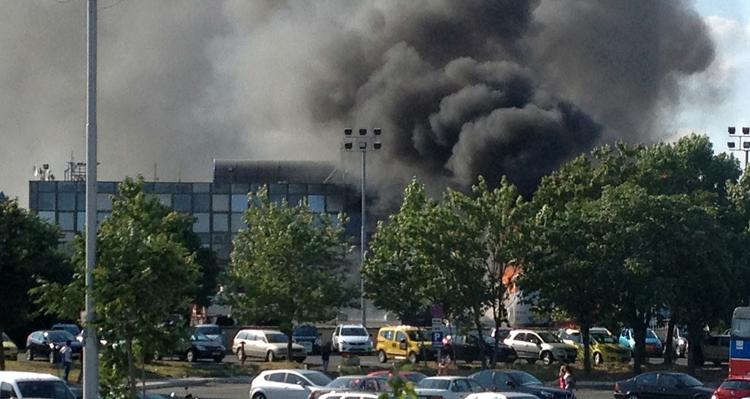 Bombeeksplosion. Flere busser stod efter angrebet i Burgas lufthavn i flammer. 