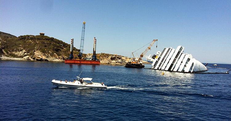HVALEN. Costa Concordia skroget ligger stadig i havet ud for Isola del Gigolo. 