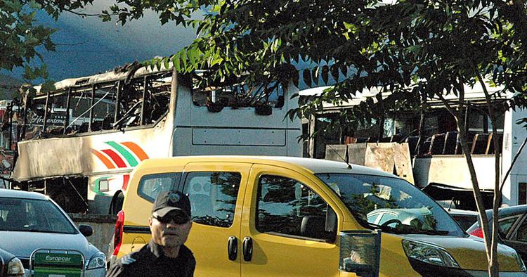 KAOS. Det var en formodet selvmordsbombe, der i går eksploderede i en bus ved Burgas-lufthavnen i Bulgarien. 