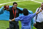 Jubel. Riquelme og Maradona har haft bedre stunder sammen - som her efter OL-finalen i 2008, hvor Riquelme var med til at sikre guldet. 