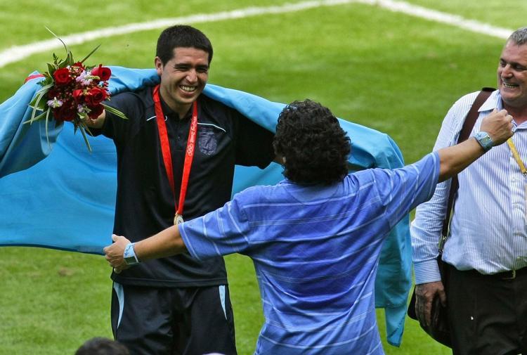 Jubel. Riquelme og Maradona har haft bedre stunder sammen - som her efter OL-finalen i 2008, hvor Riquelme var med til at sikre guldet. 