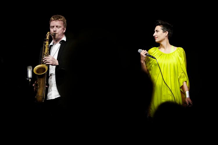 intensitet. Trinelise Væring og saxofonsolisten Fredrik Lundin med Tiptoe Big Band forenede smukt groovy musik med den eksistentielle dimension. 