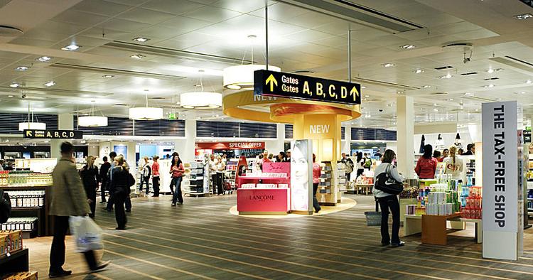 INDKØB. Smart nok er der ingen vej uden om taxfree-butikkerne i de danske lufthavne. 